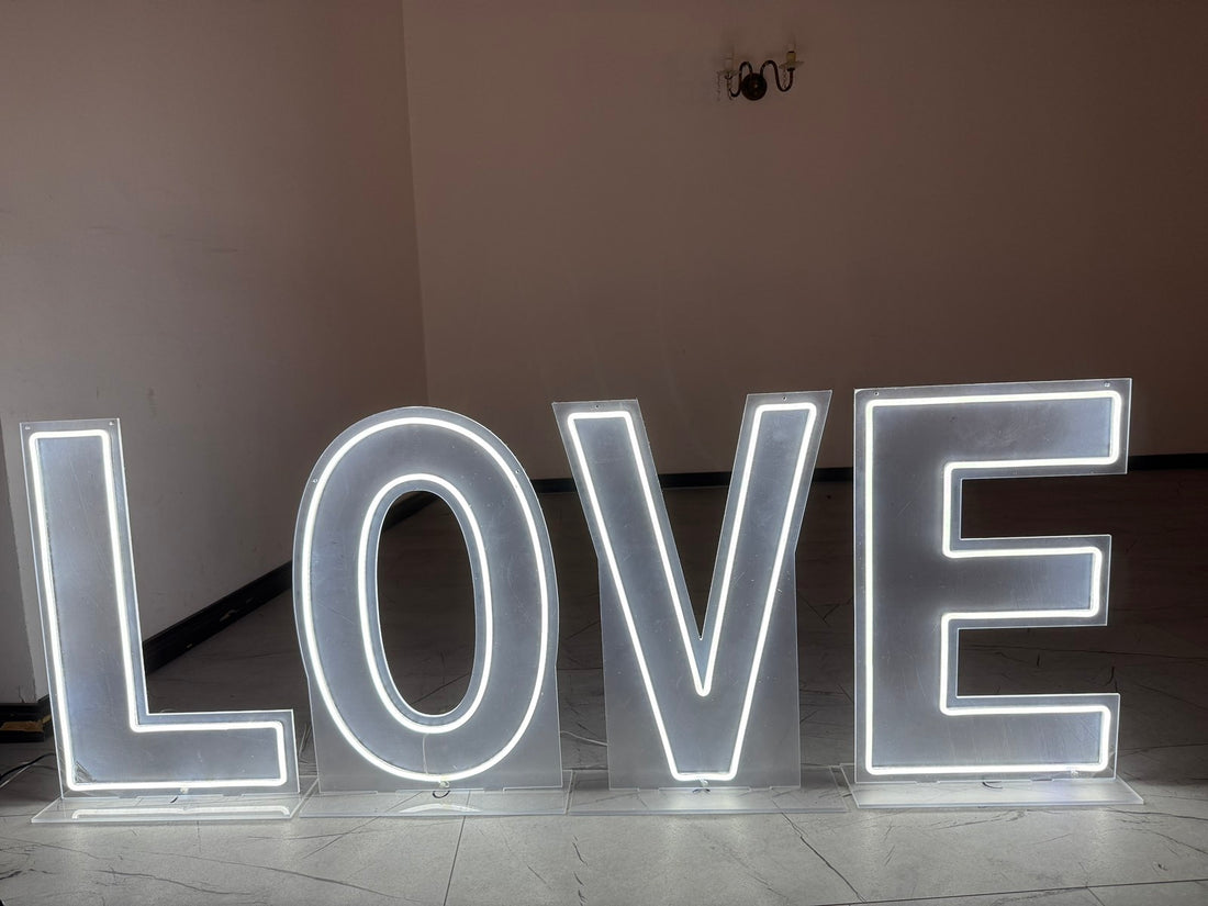 Светещ надпис love