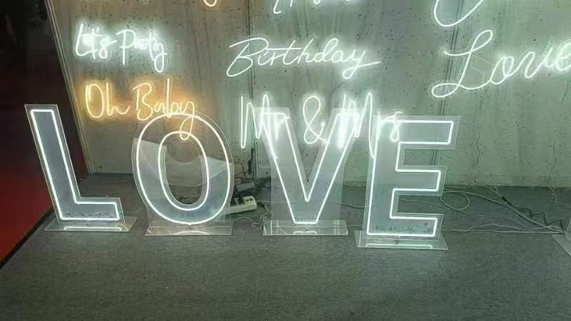 Светещ надпис love