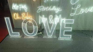 Светещ надпис love