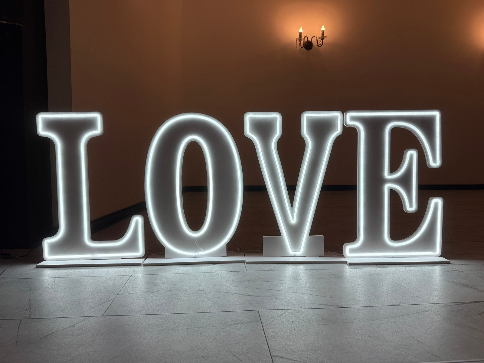 Светещ надпис love 2