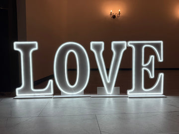 Светещ надпис love 2