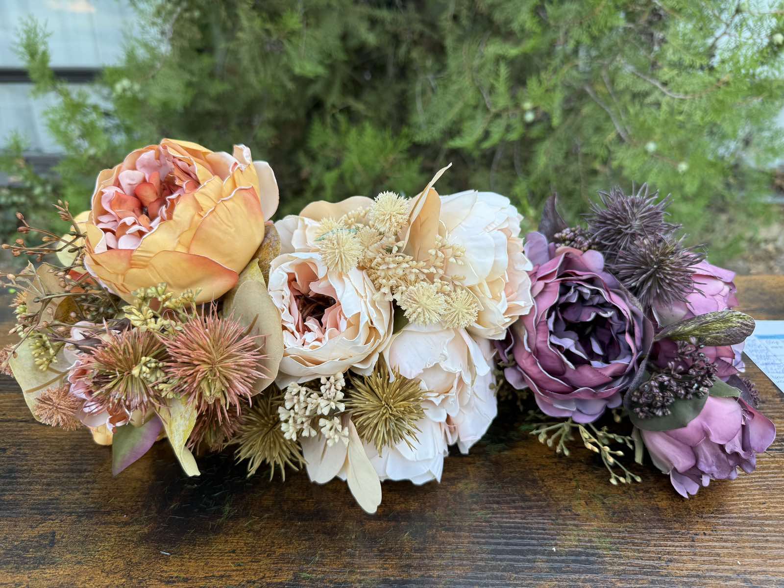 Букет с божури и бодил