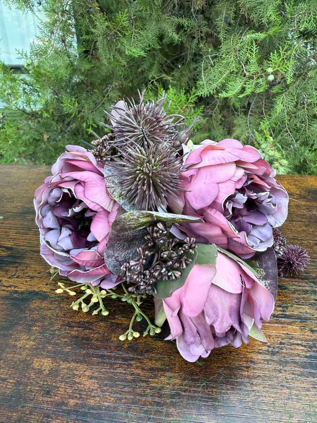 Букет с божури и бодил