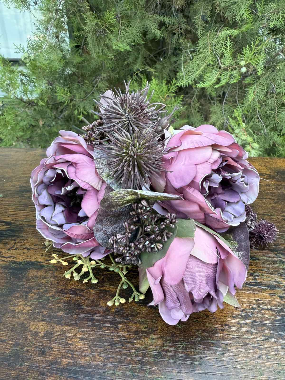 Букет с божури и бодил