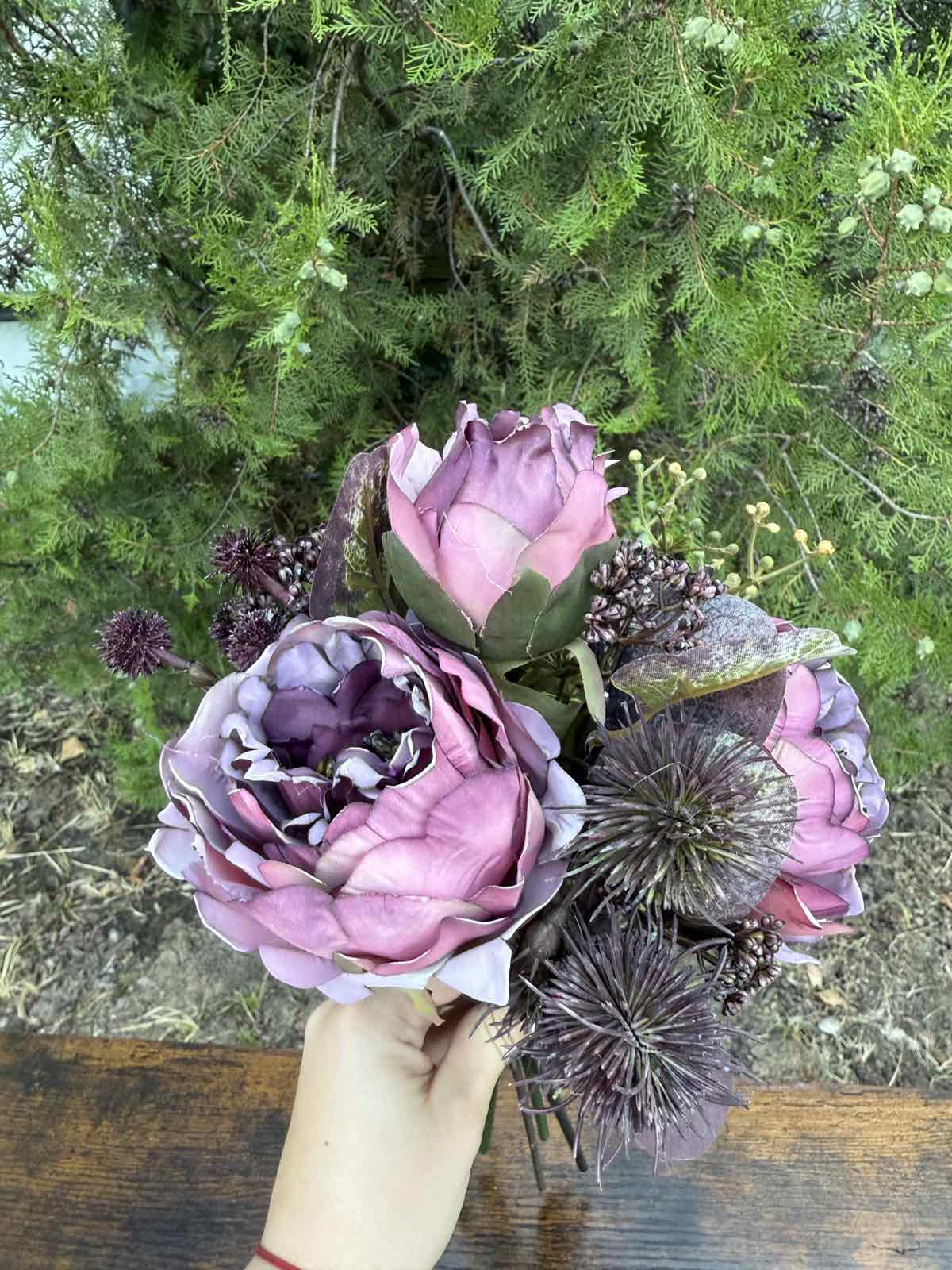 Букет с божури и бодил