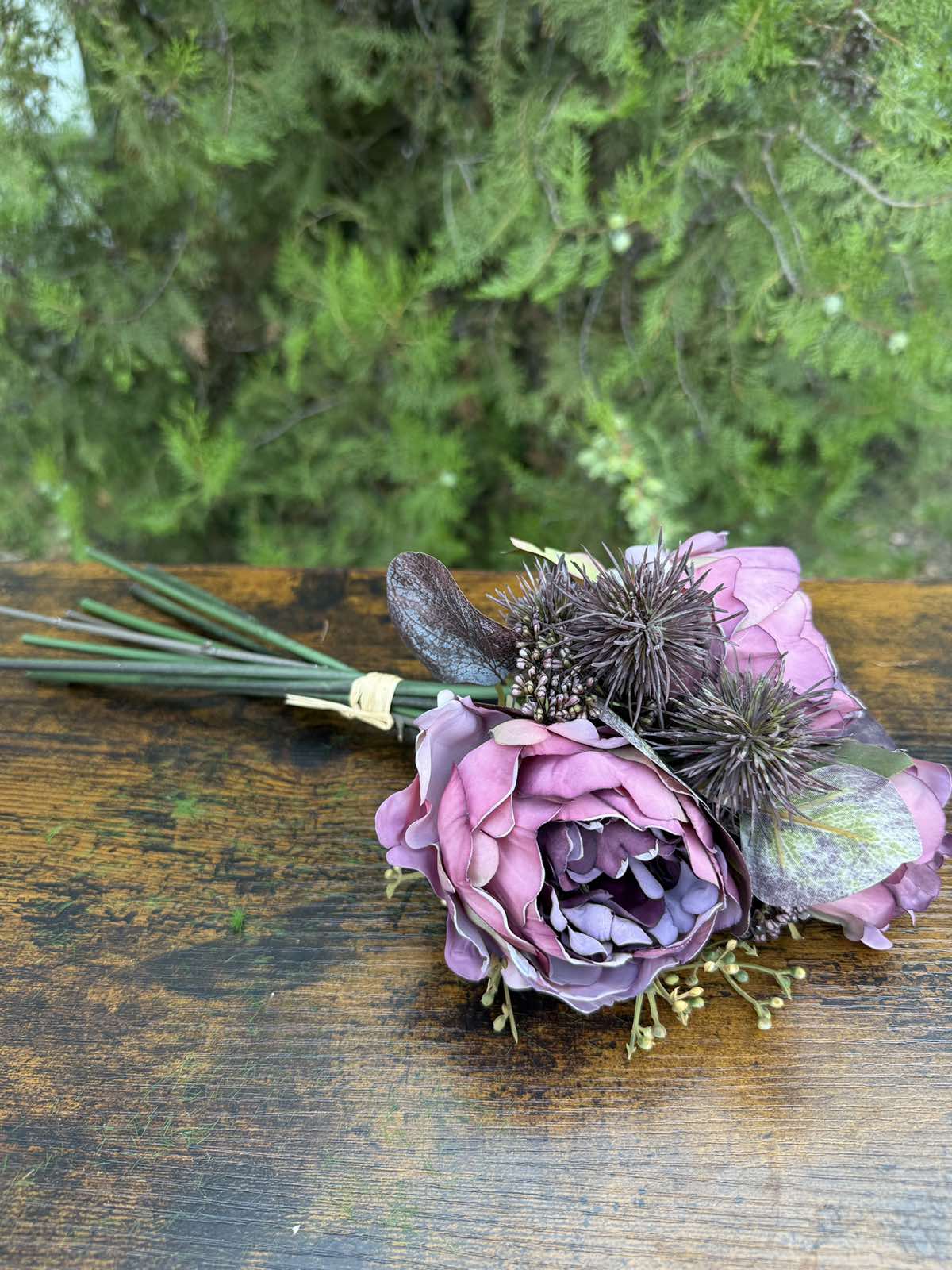 Букет с божури и бодил