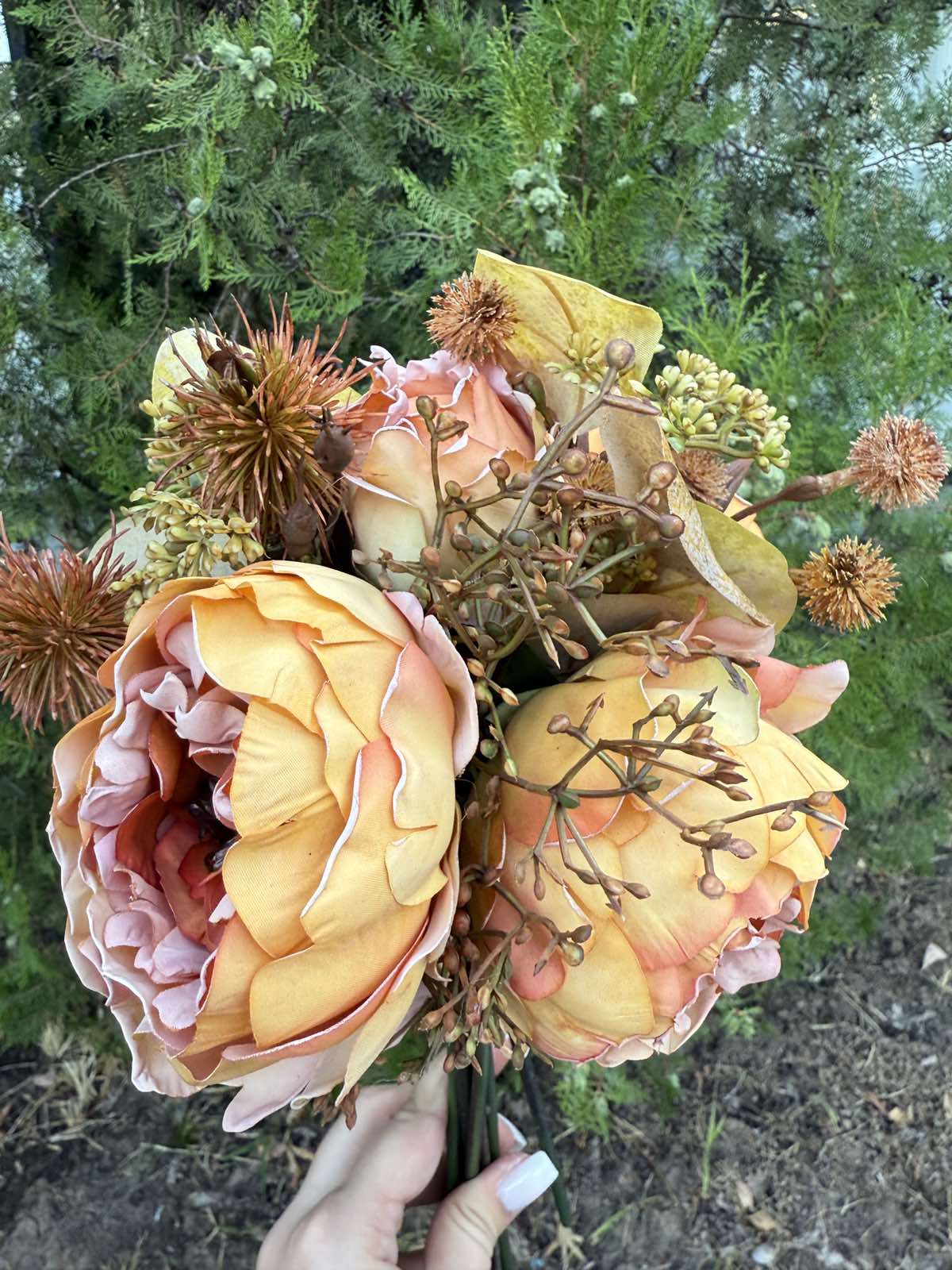 Букет с божури и бодил