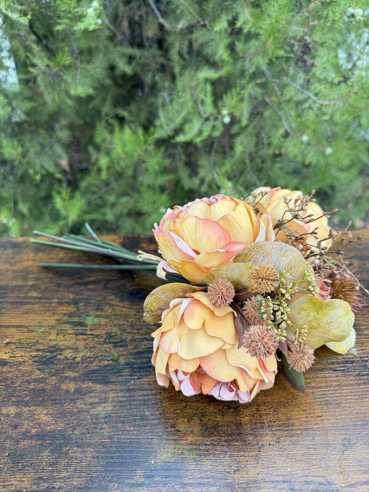 Букет с божури и бодил