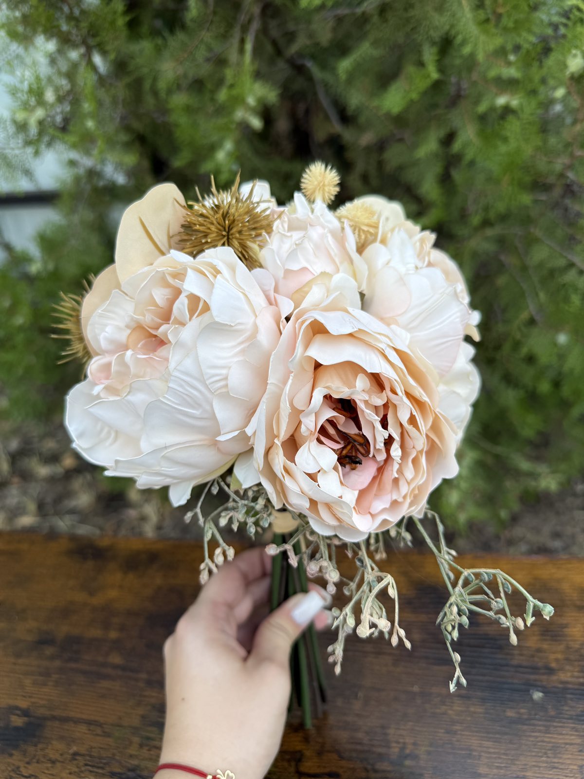 Букет с божури и бодил