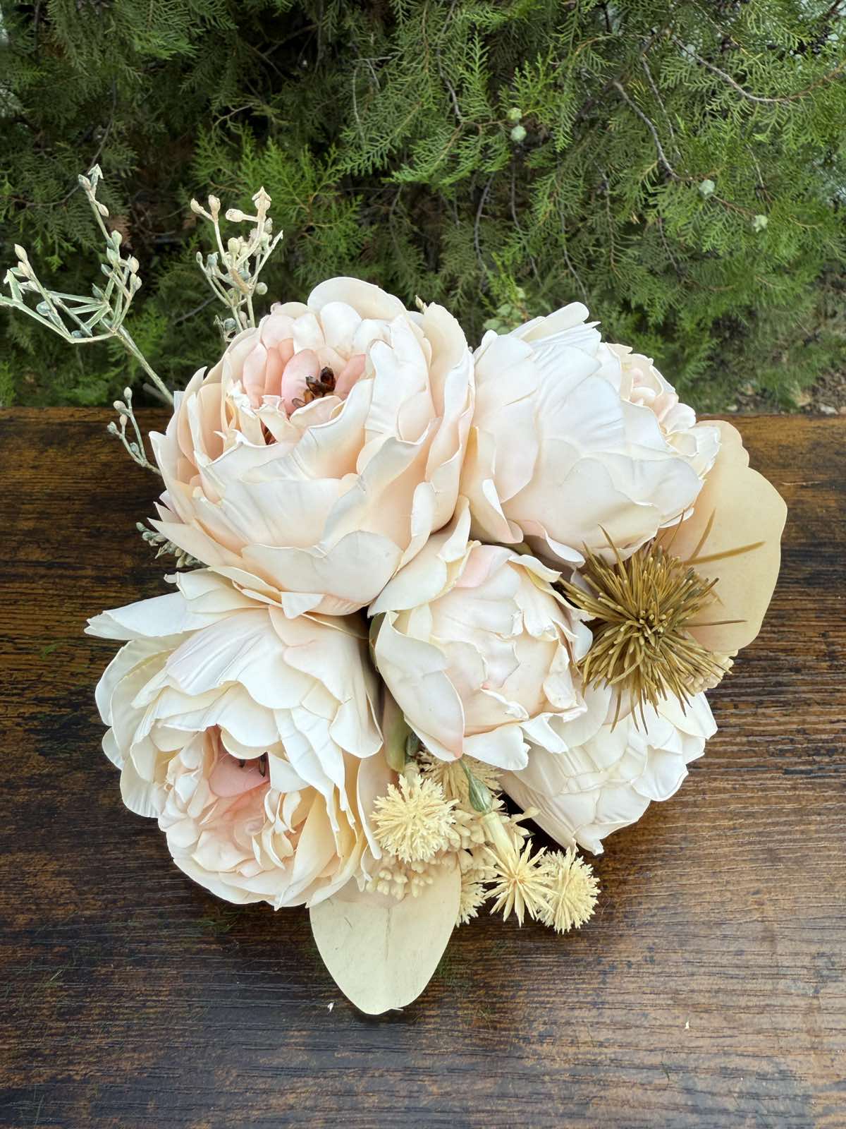 Букет с божури и бодил