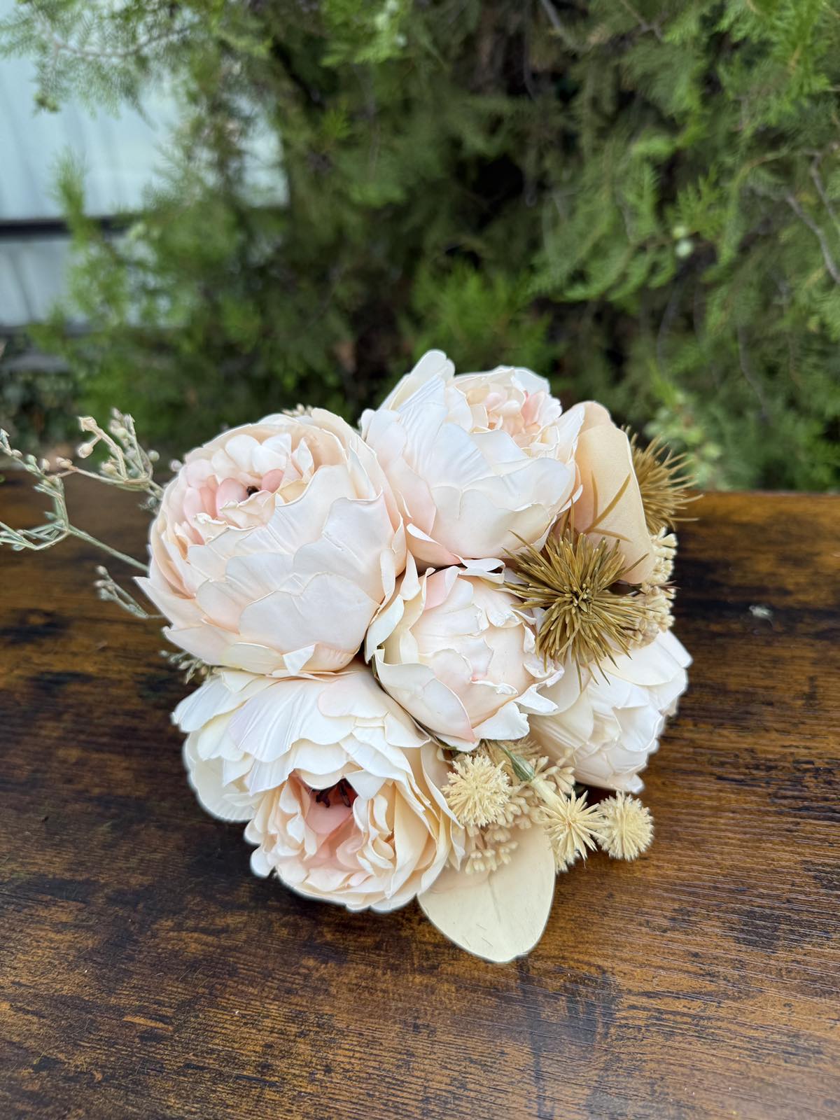 Букет с божури и бодил