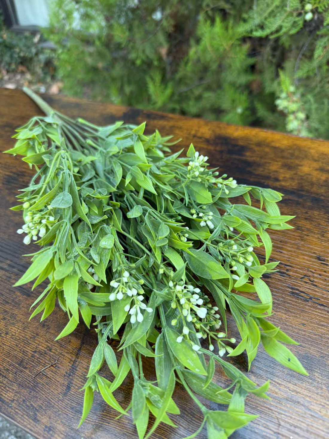 Зеленина с бели пъпки