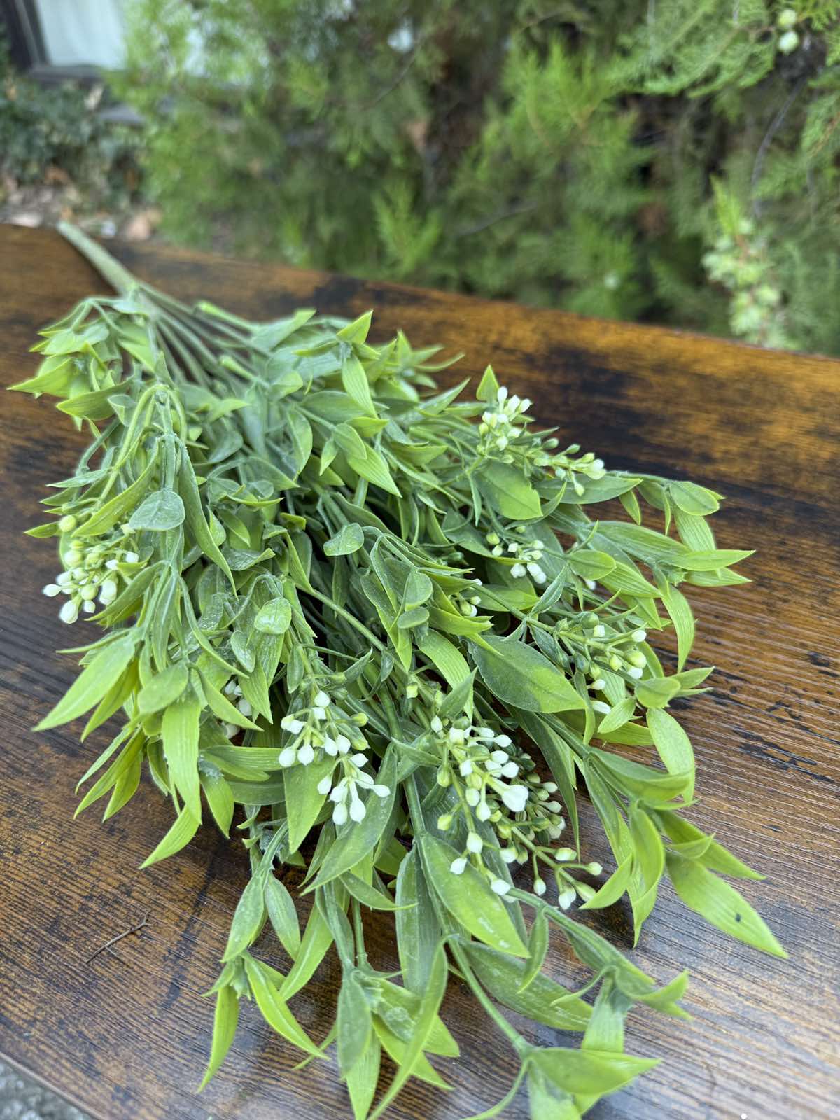 Зеленина с бели пъпки