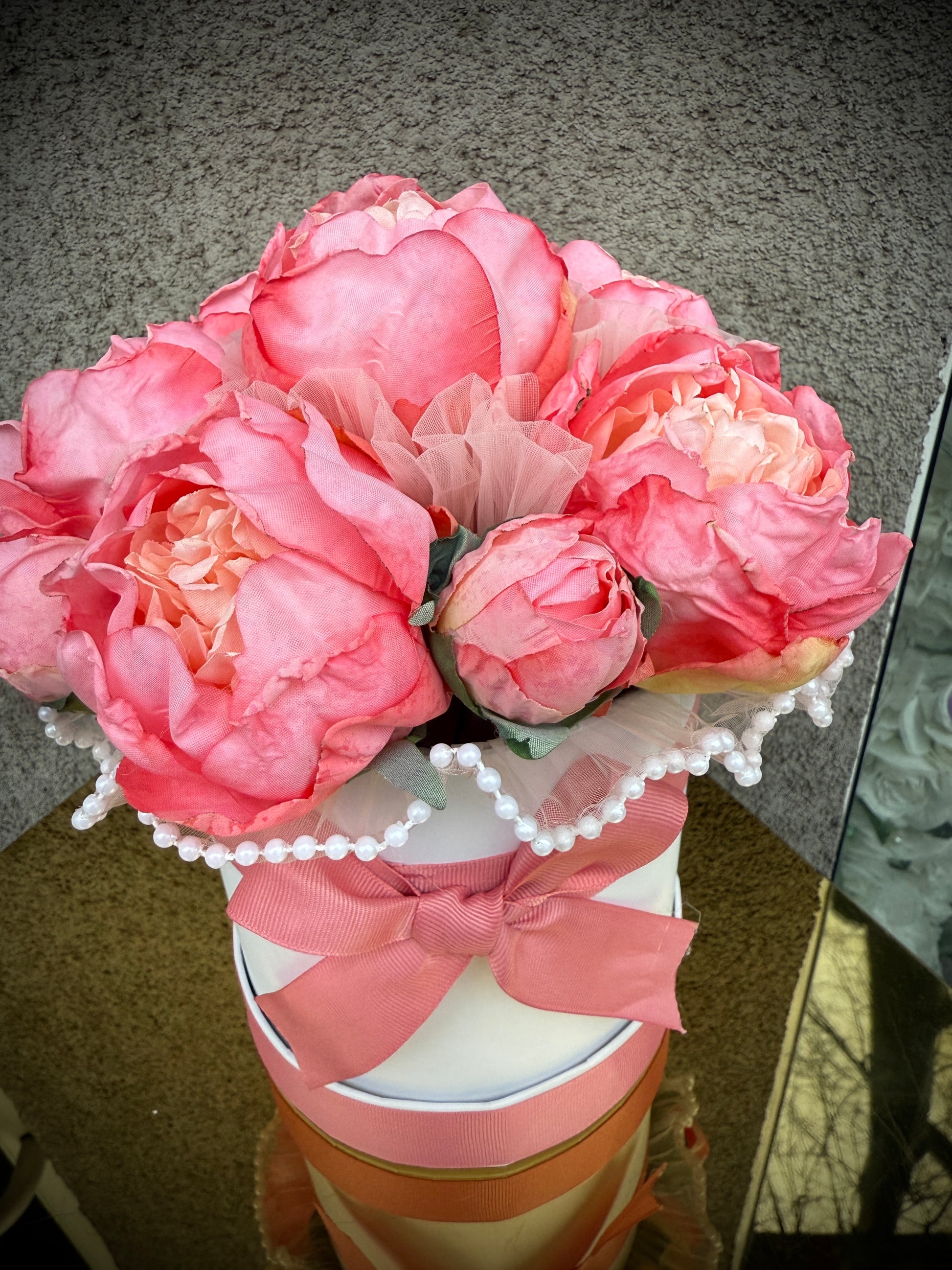 Нежна цветна аранжировка в елегантна кутия