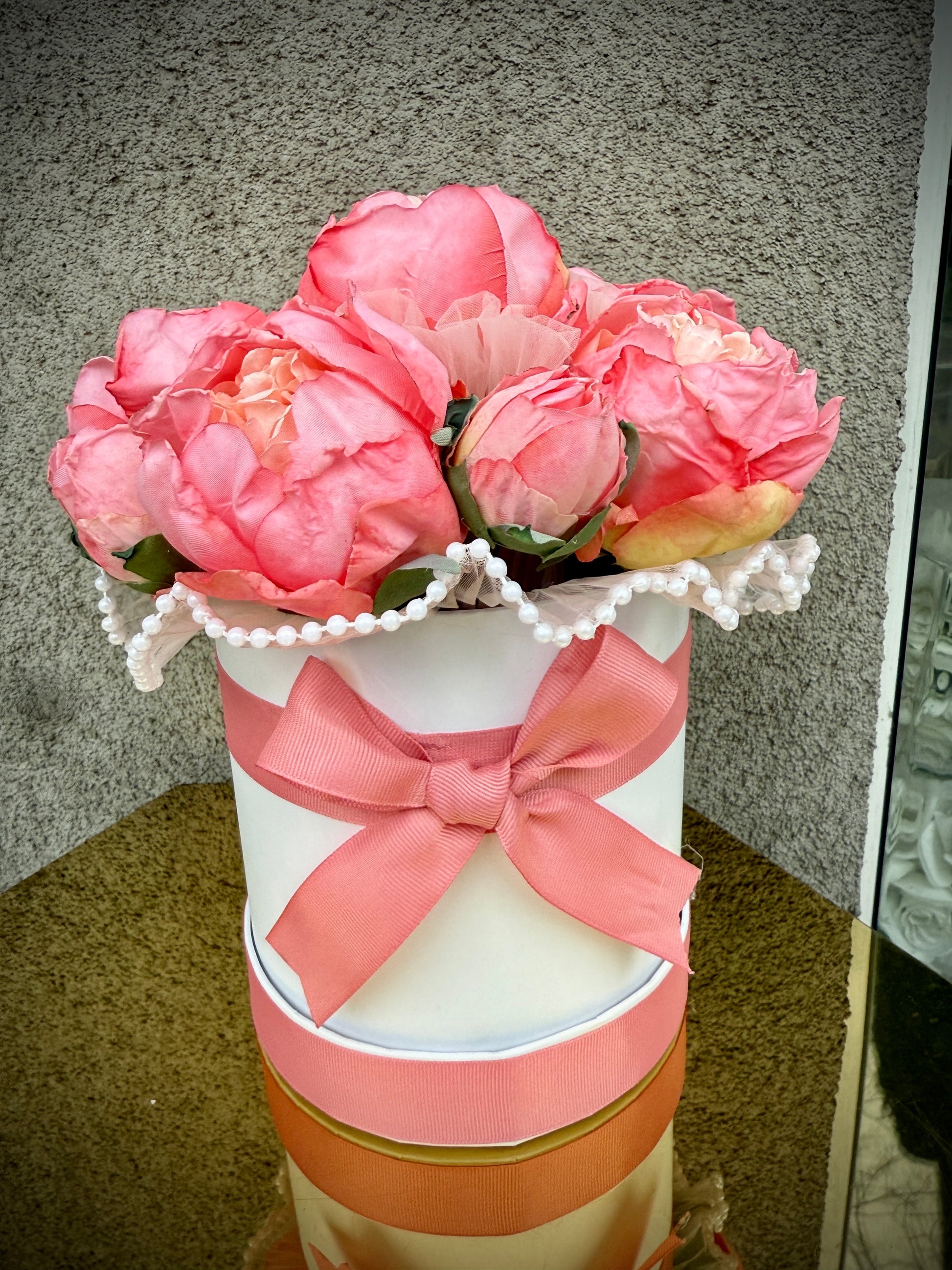 Нежна цветна аранжировка в елегантна кутия