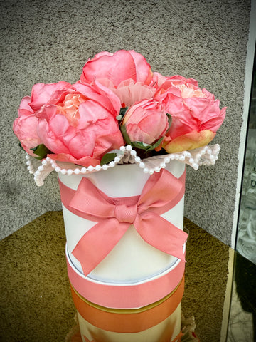 Нежна цветна аранжировка в елегантна кутия