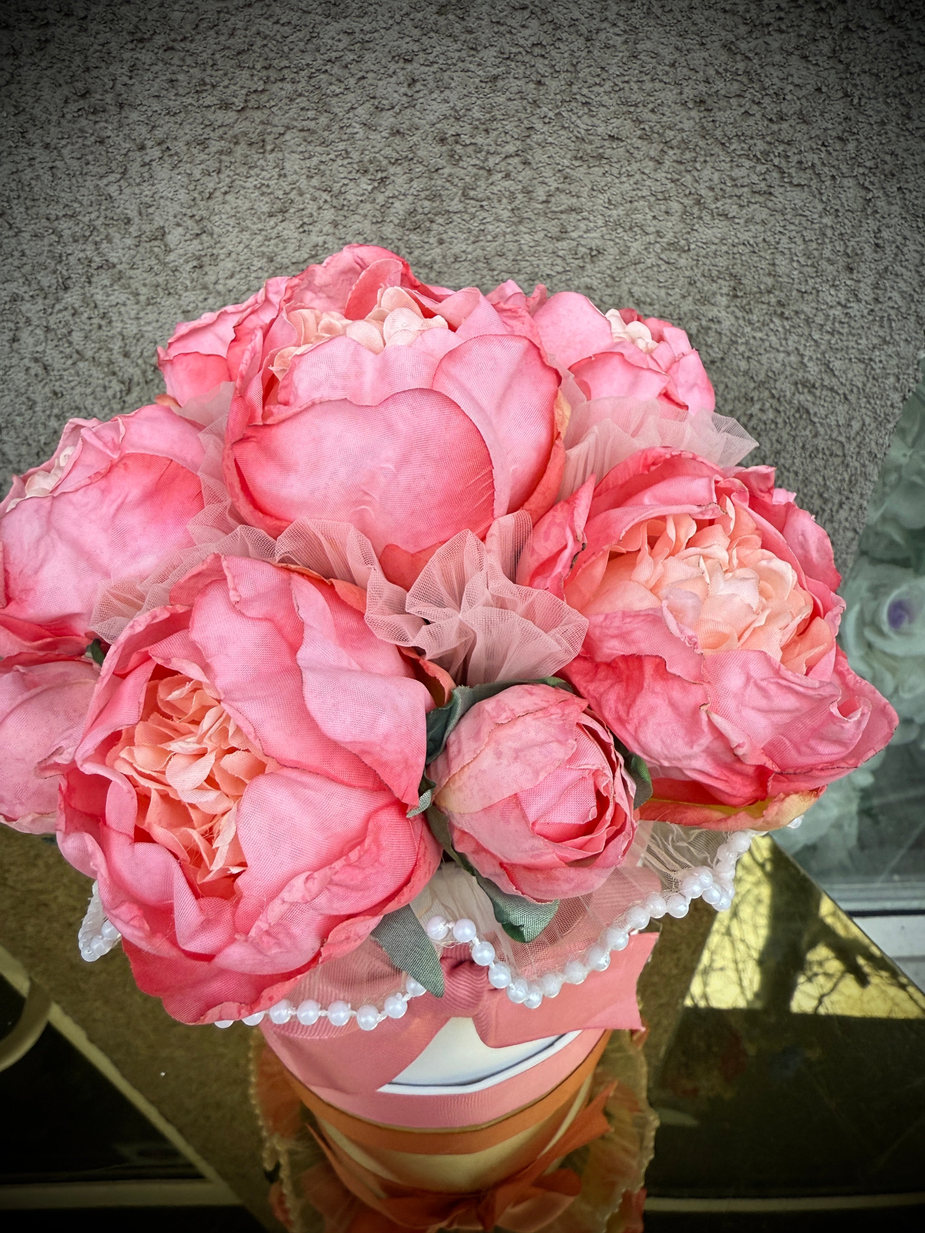 Нежна цветна аранжировка в елегантна кутия