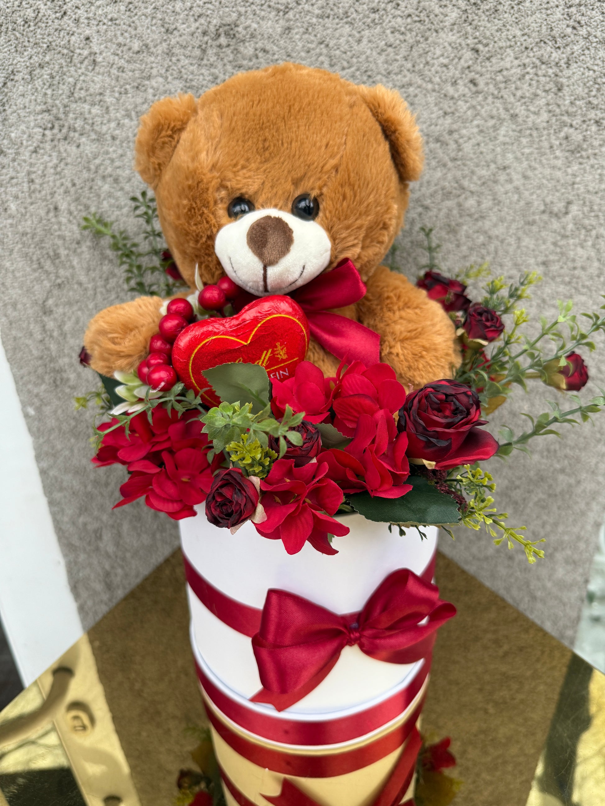 Нежна цветна аранжировка в елегантна кутия