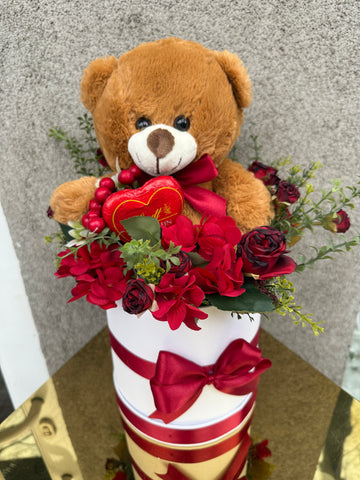 Нежна цветна аранжировка в елегантна кутия