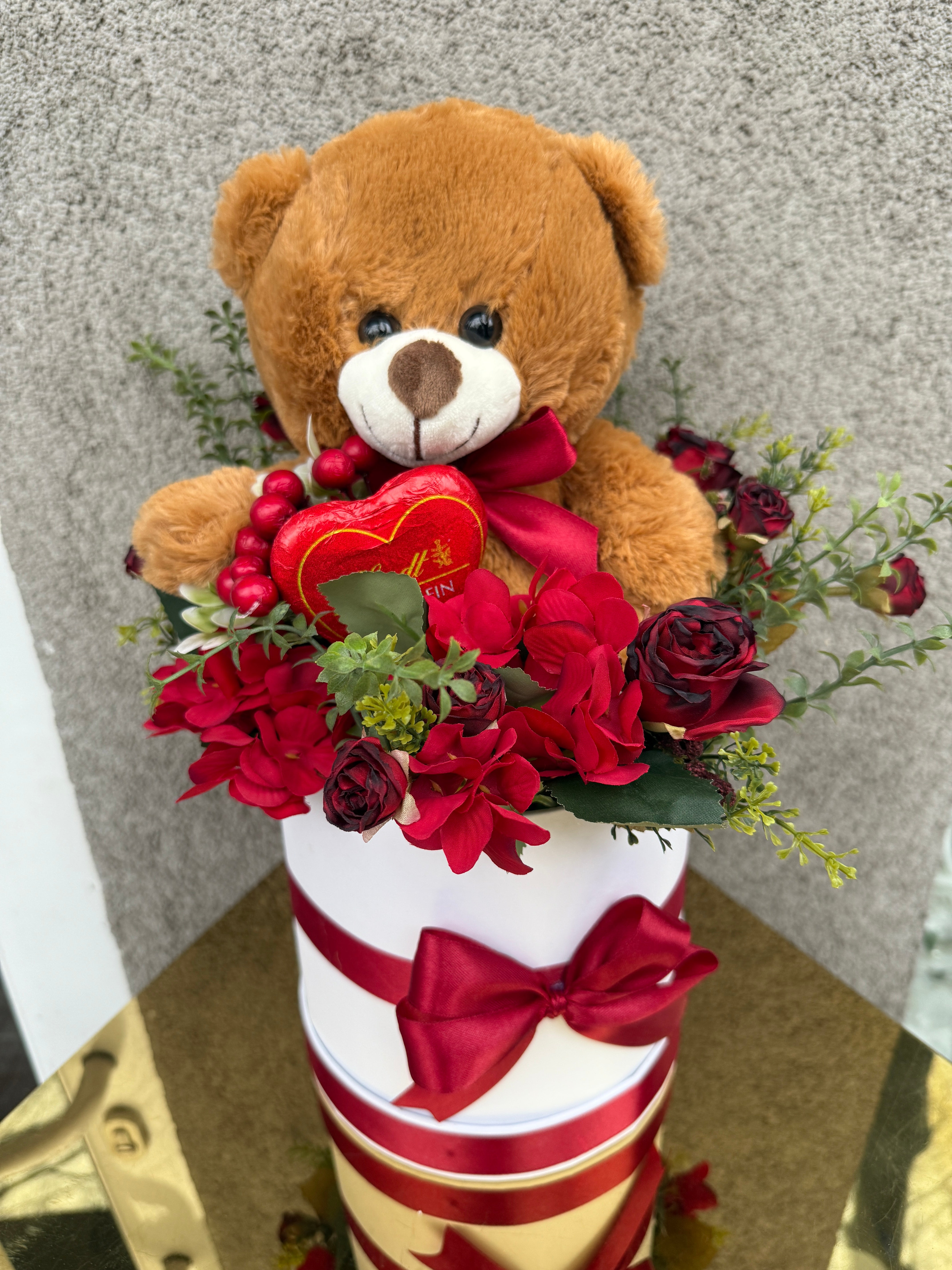 Нежна цветна аранжировка в елегантна кутия