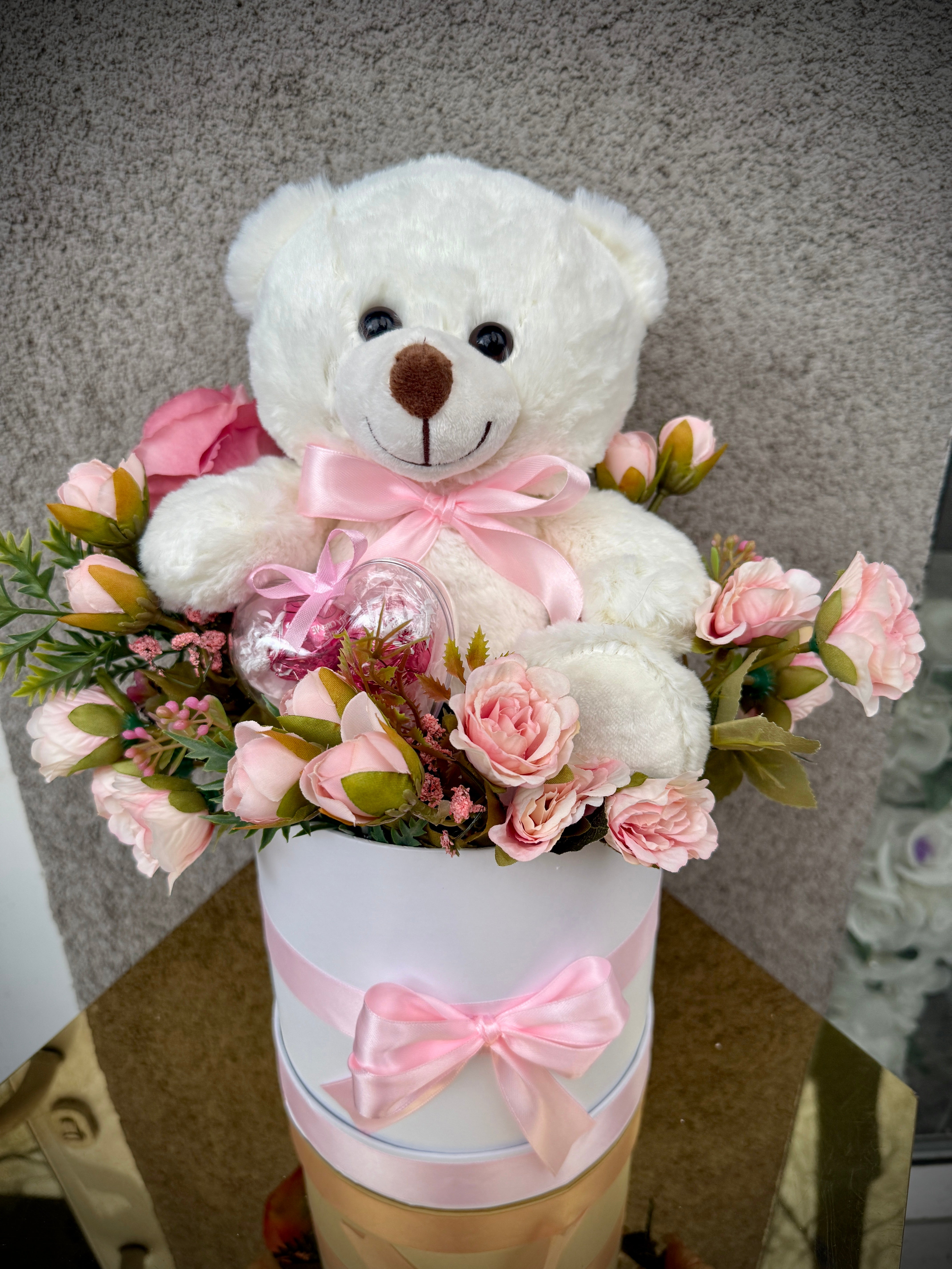 Нежна цветна аранжировка в елегантна кутия