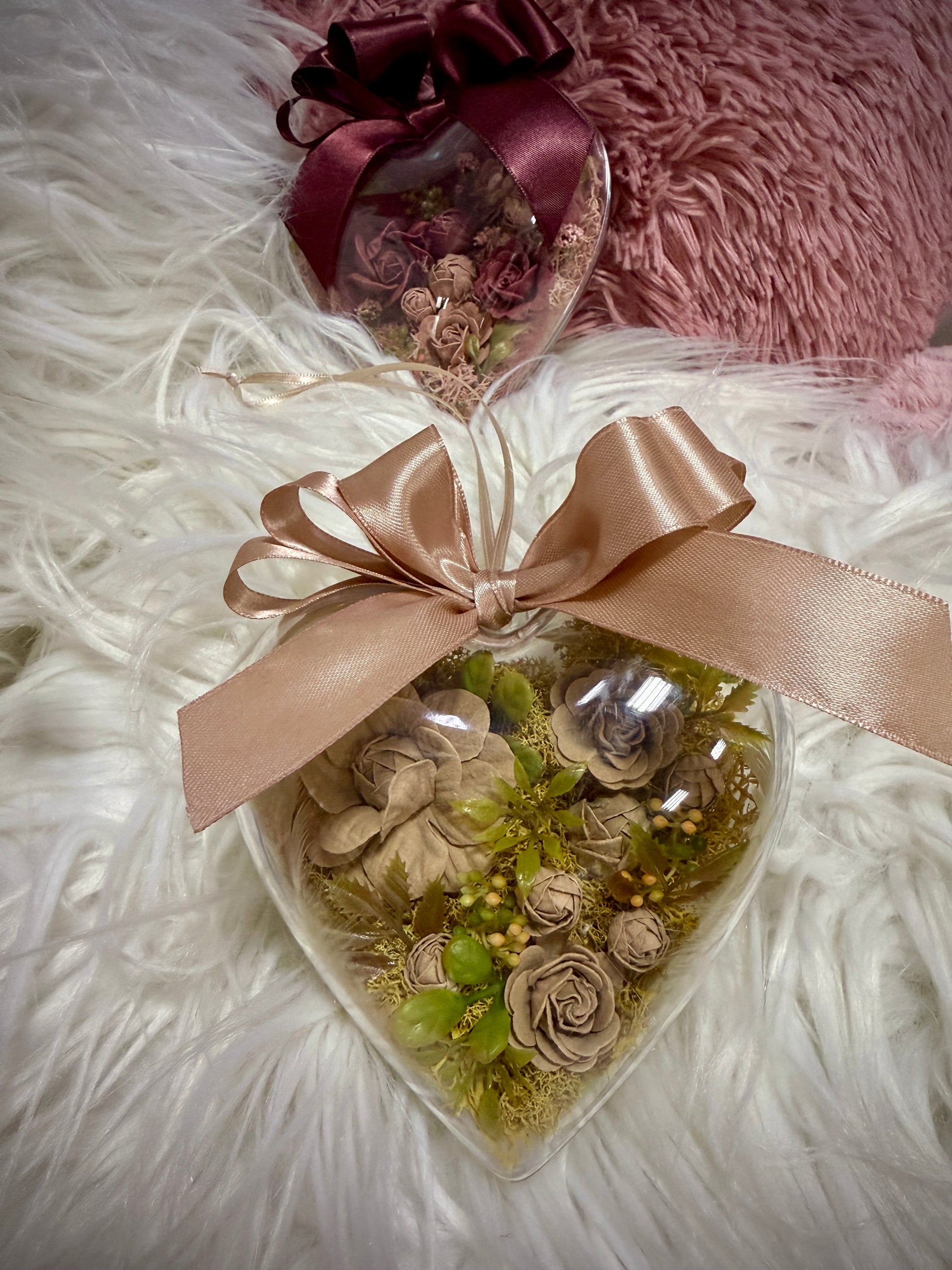 Сърце с вечни цветя под прозрачен капак