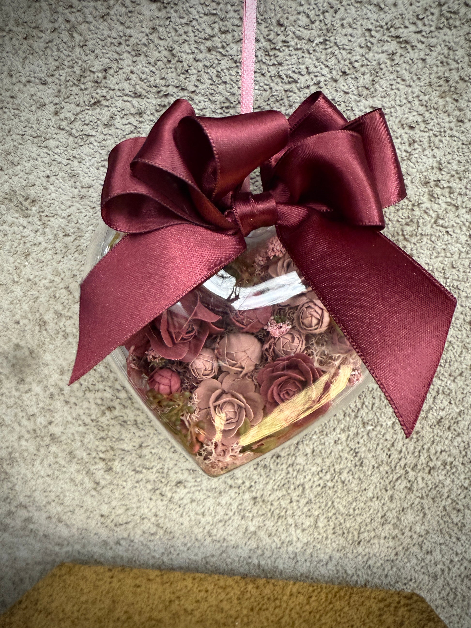 Сърце с вечни цветя под прозрачен капак