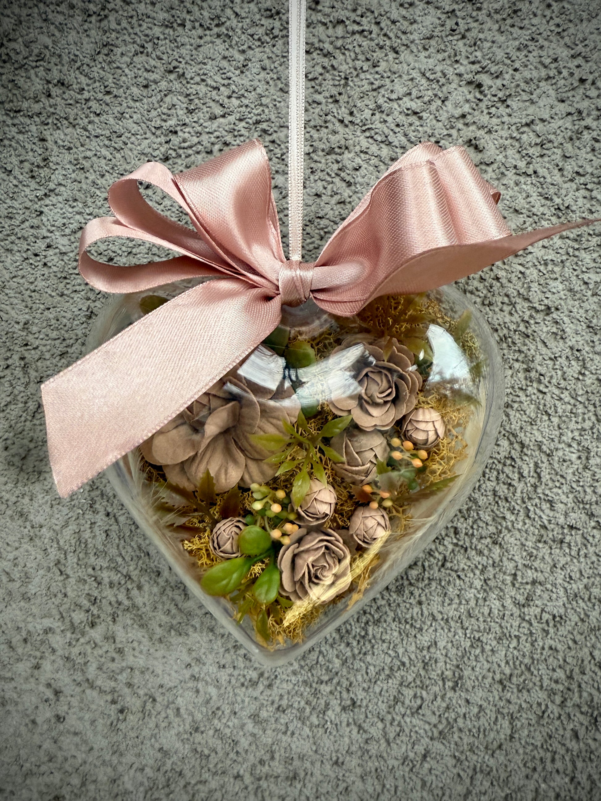 Сърце с вечни цветя под прозрачен капак