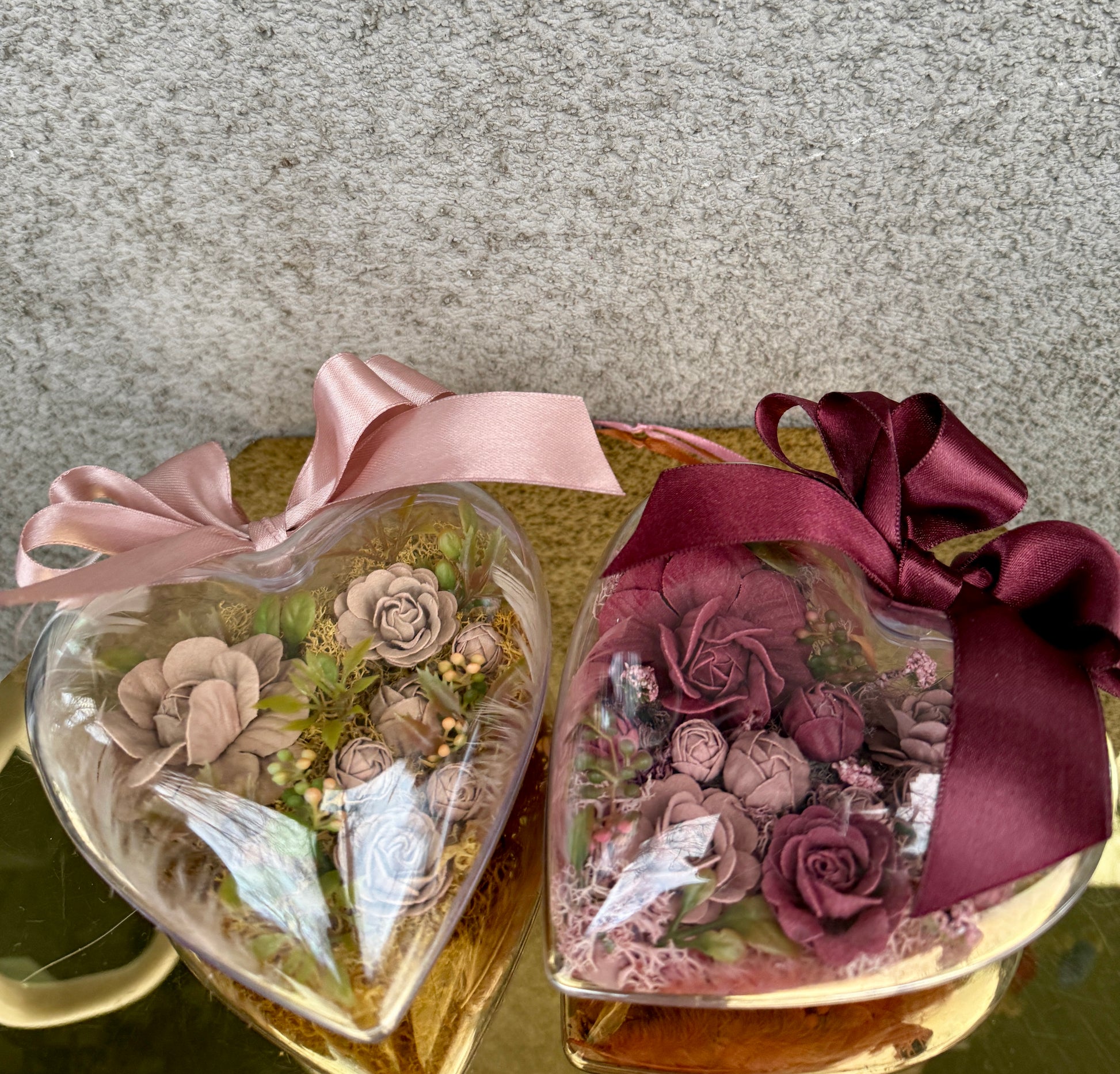 Сърце с вечни цветя под прозрачен капак