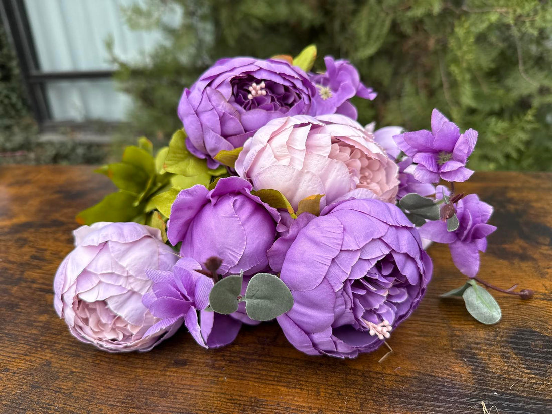 Едър божур смесена китка лилав