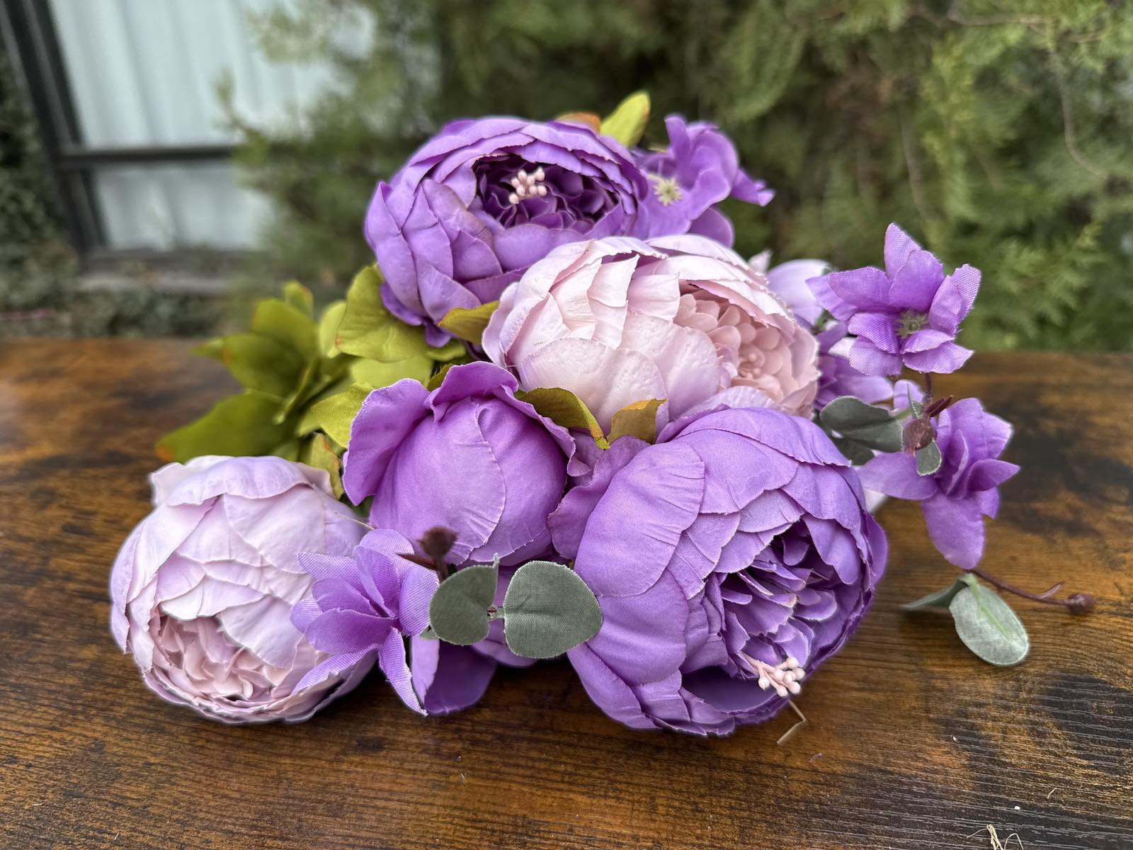 Едър божур смесена китка лилав