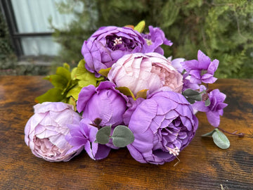 Едър божур смесена китка лилав