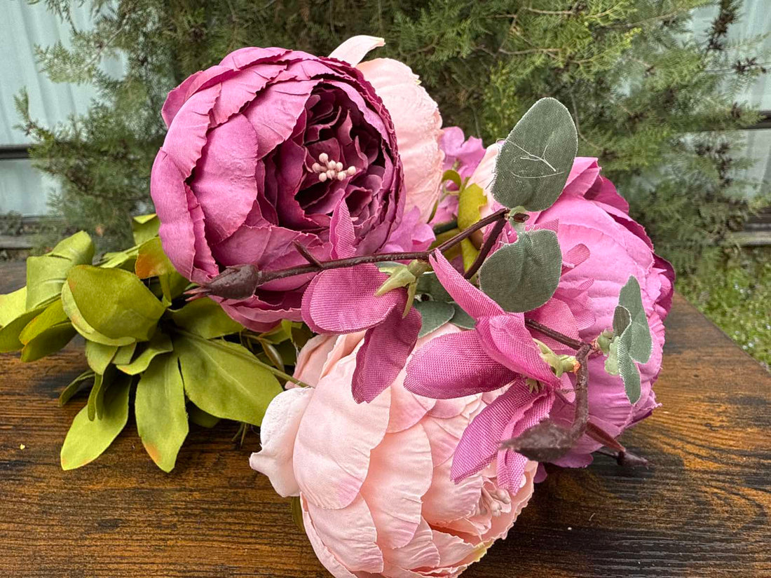 Едър божур смесена китка пепел