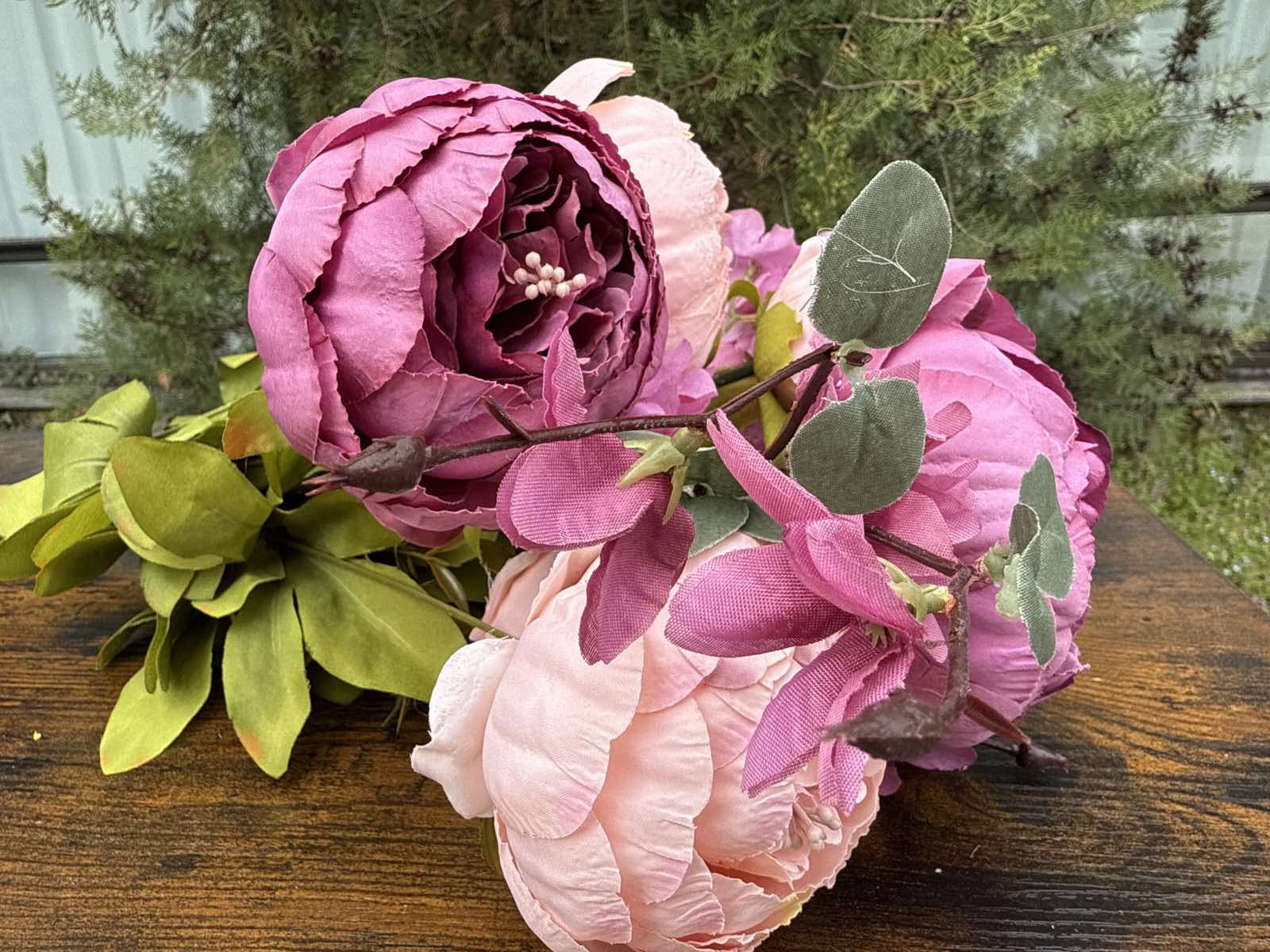 Едър божур смесена китка пепел