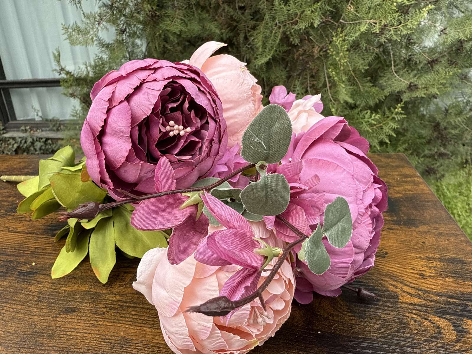 Едър божур смесена китка пепел