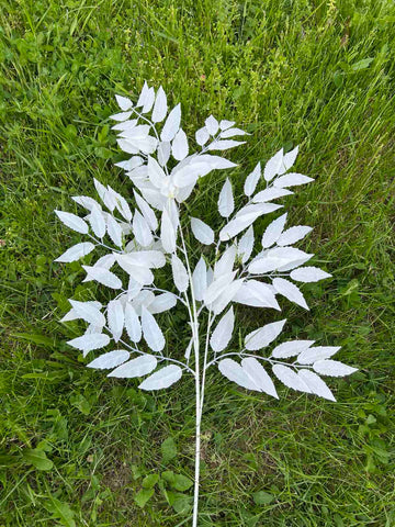 Бели листенца висящи