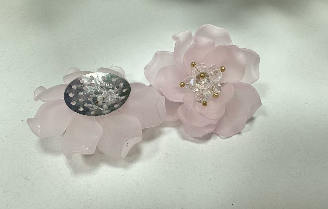 Брошка розово цвете мат