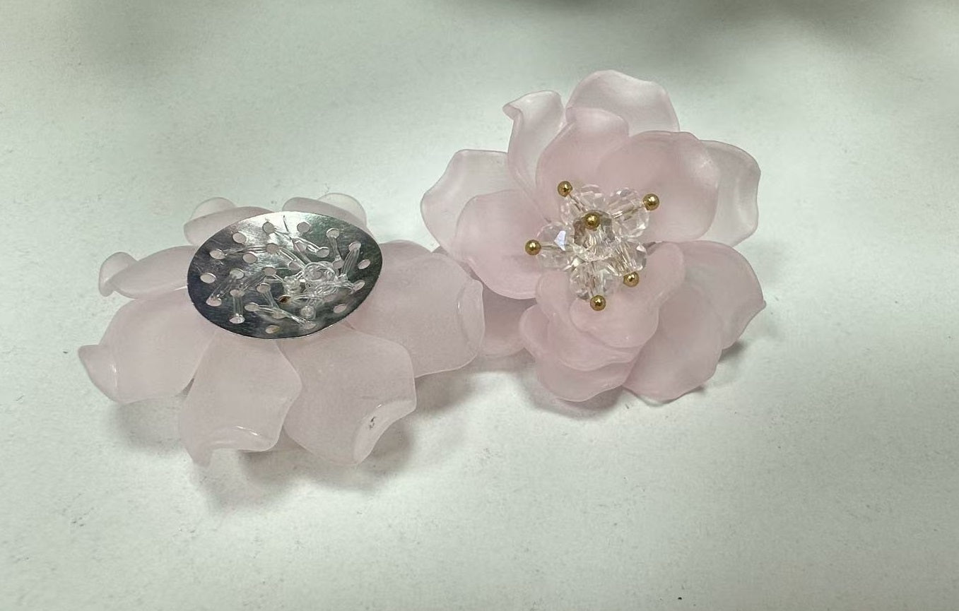 Брошка розово цвете мат