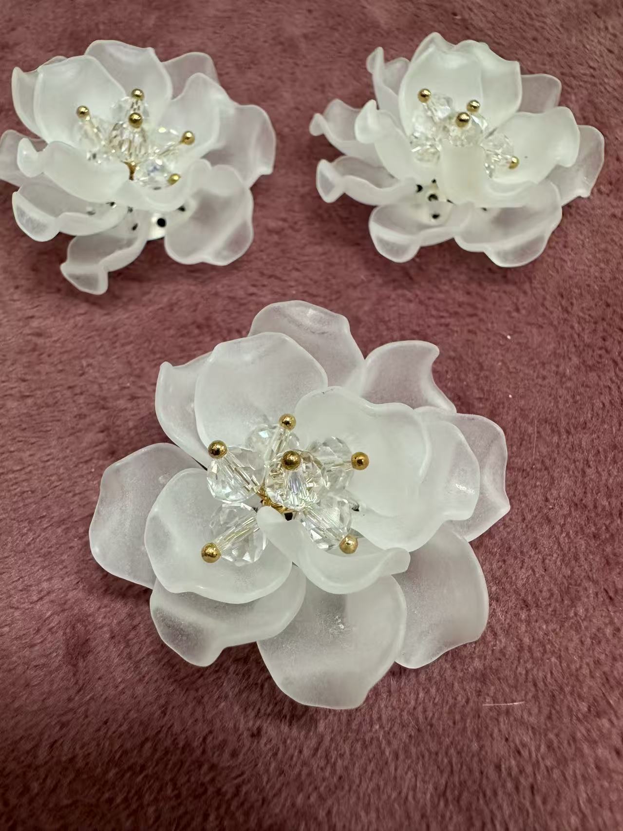 Брошка бяло цвете мат