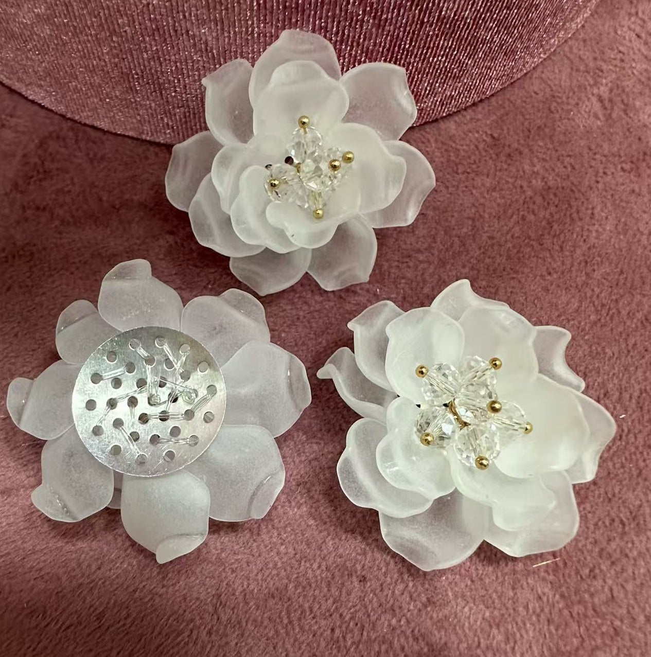 Брошка бяло цвете мат