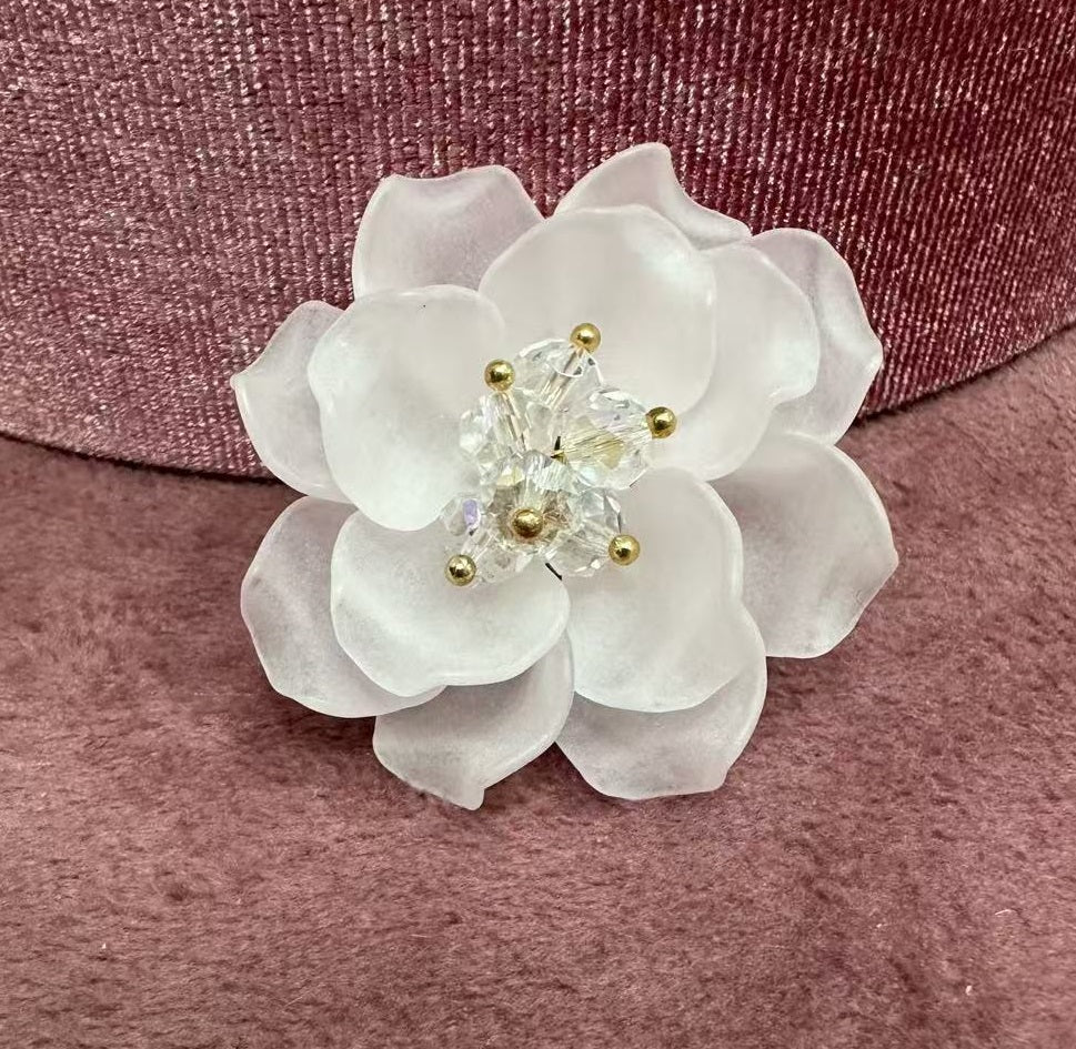 Брошка бяло цвете мат