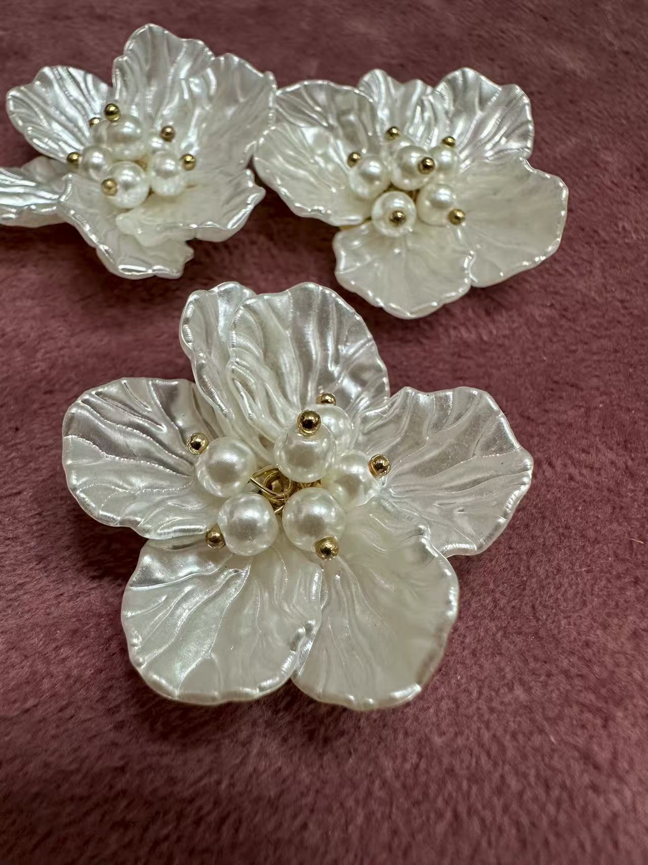 Брошка бяло перлено цвете