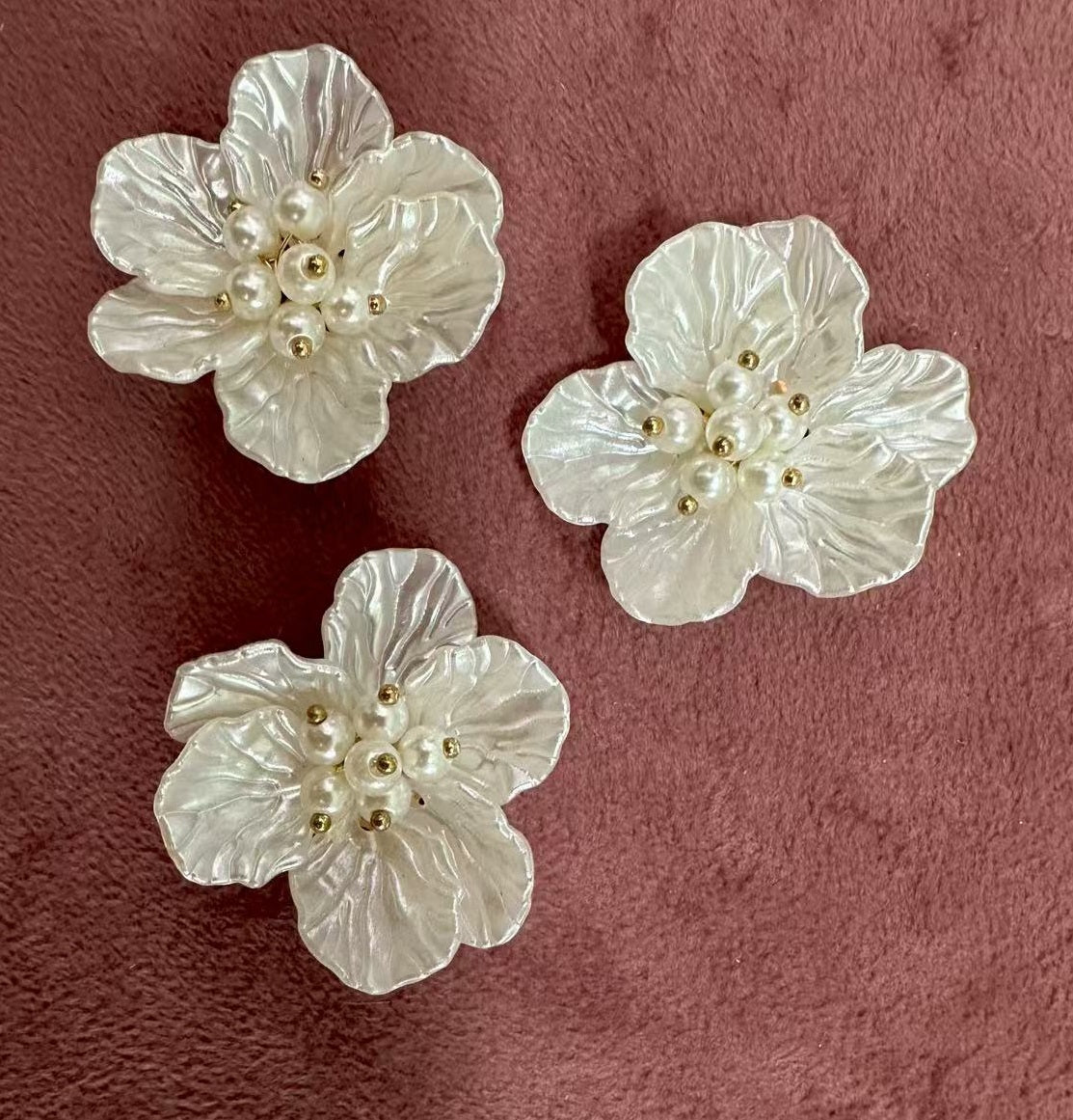 Брошка бяло перлено цвете