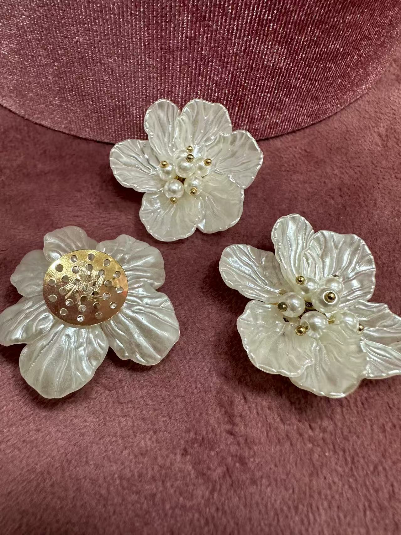 Брошка бяло перлено цвете