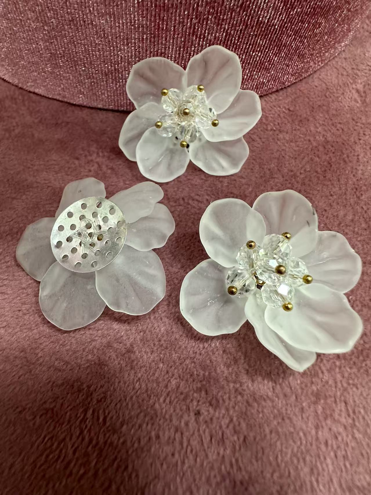 Брошка бяло малко цвете мат