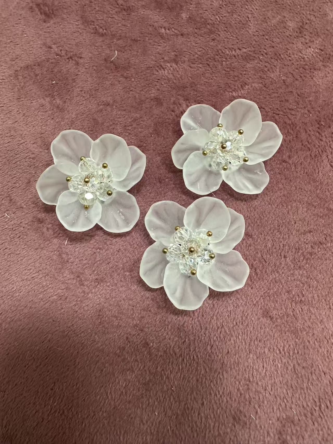 Брошка бяло малко цвете мат