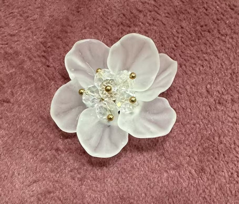 Брошка бяло малко цвете мат