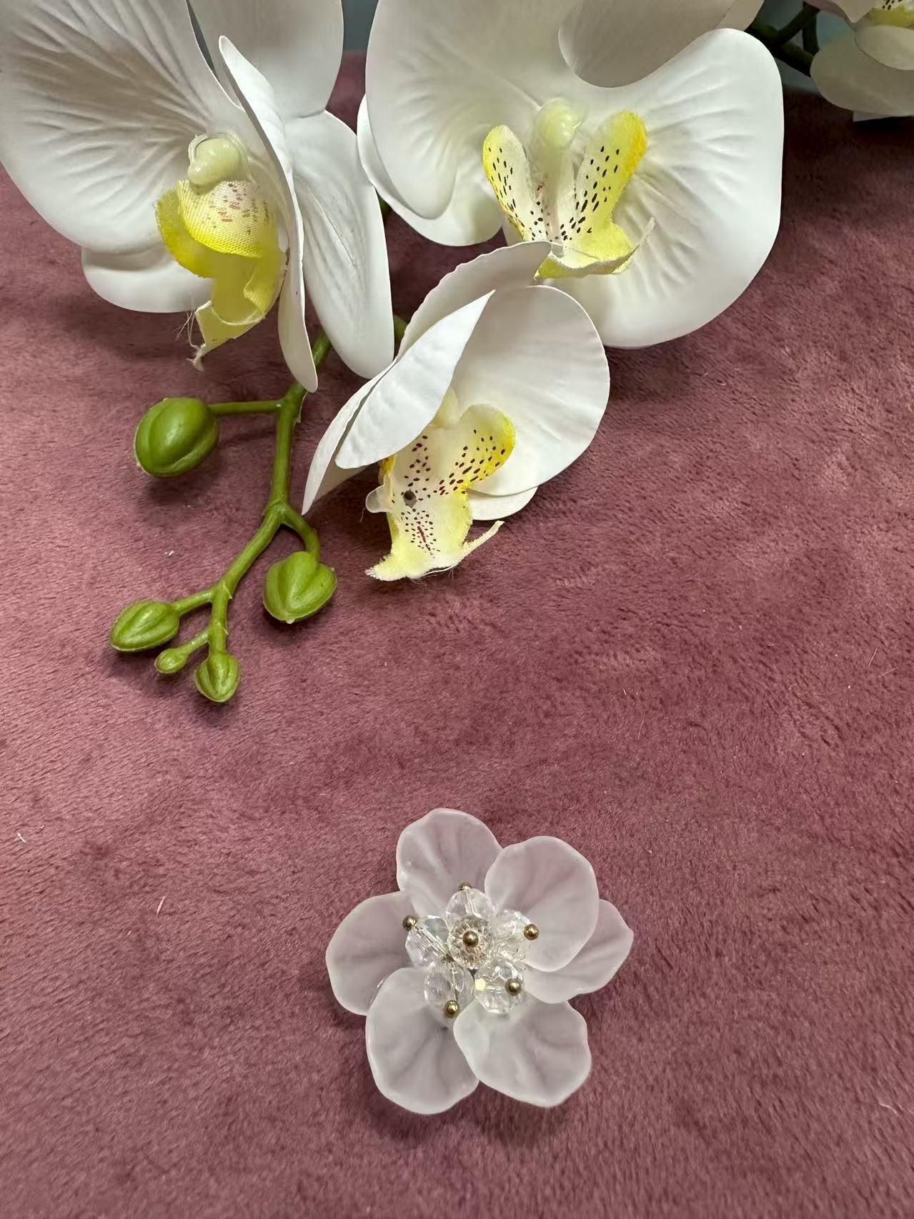 Брошка бяло малко цвете мат