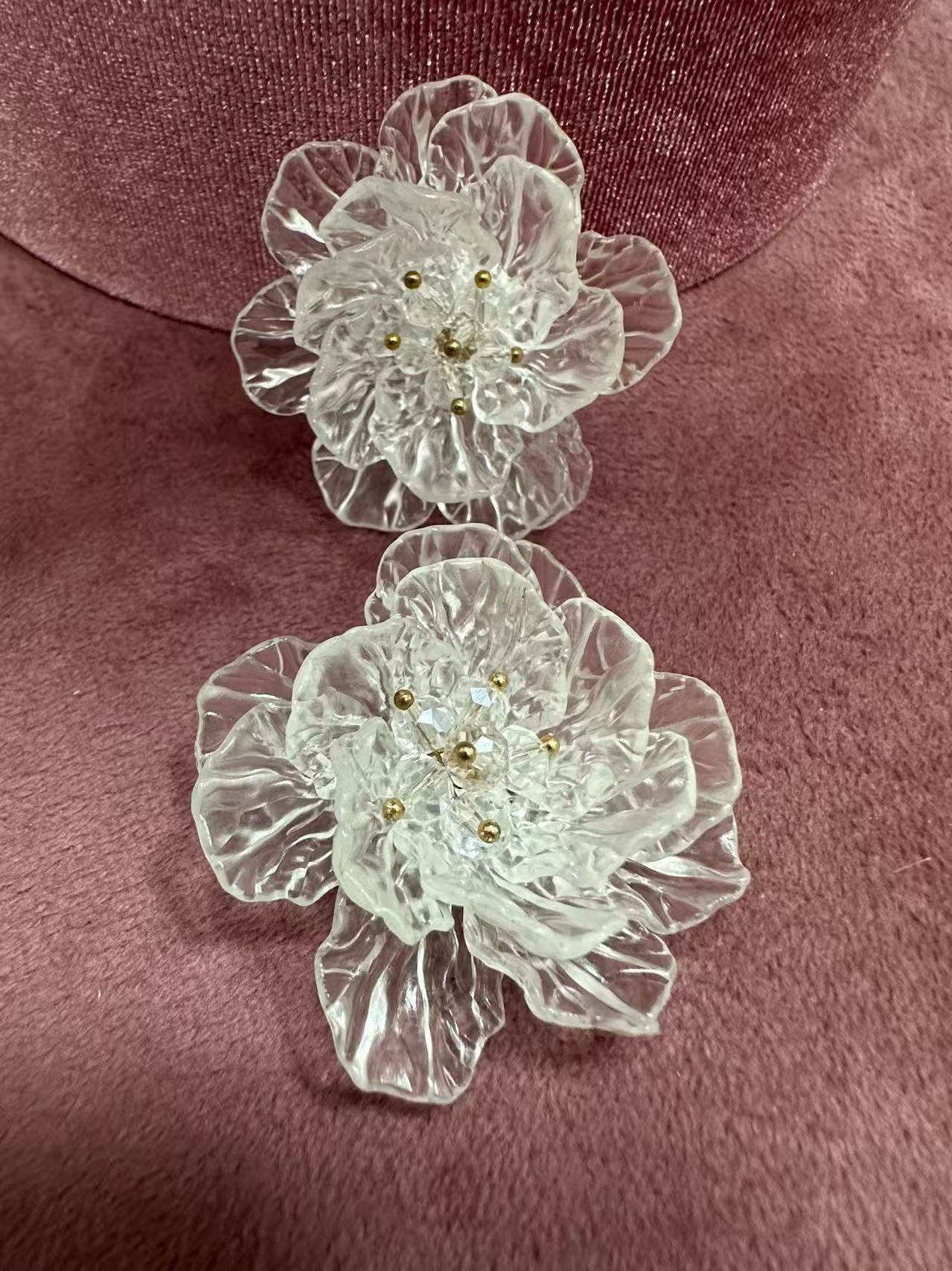 Брошка прозрачно цвете