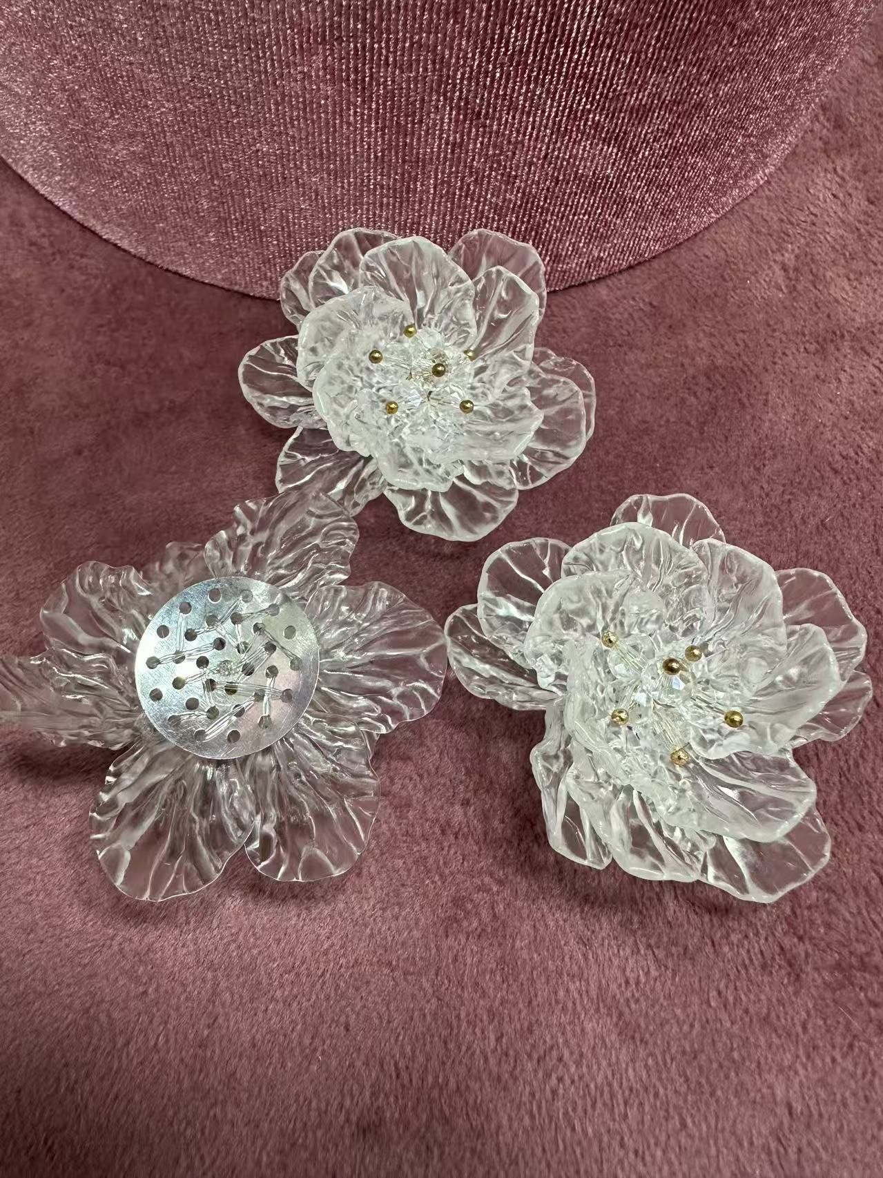 Брошка прозрачно цвете
